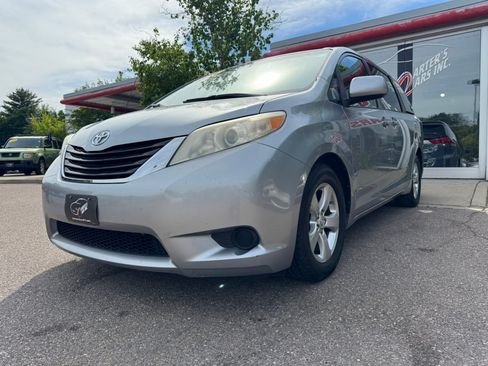Used 2014 Toyota Sienna LE FWD image 1