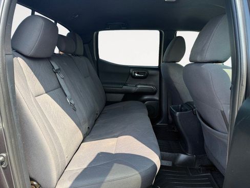 Used 2018 Toyota Tacoma TRD Off-Road AWD/4WD image 12