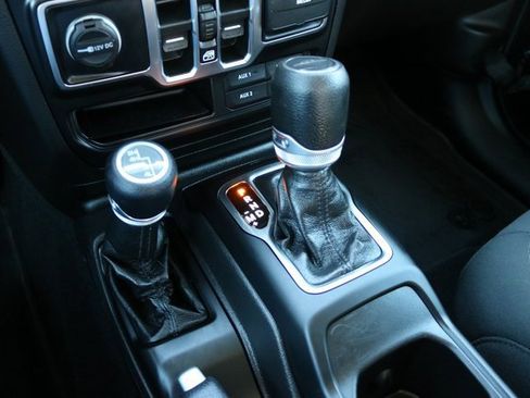 Used 2022 Jeep Gladiator Willys image 25