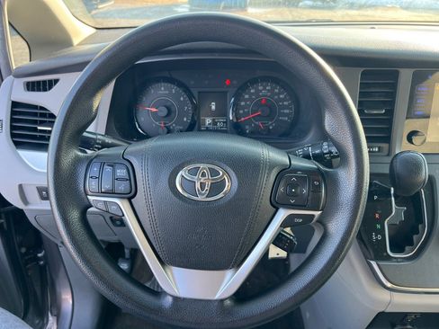 Used 2017 Toyota Sienna LE image 30