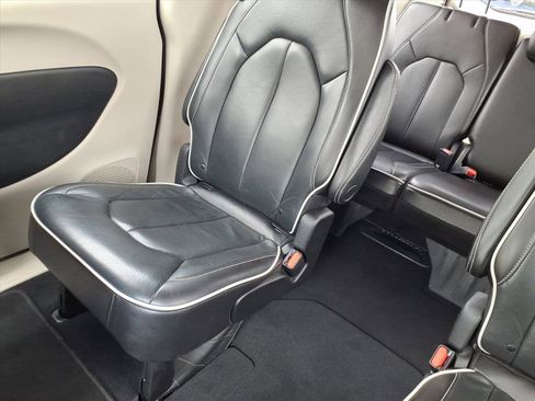 Used 2023 Chrysler Pacifica Limited FWD image 22