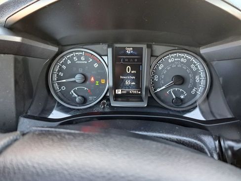 Used 2022 Toyota Tacoma TRD Off-Road image 12