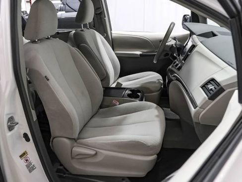 Used 2011 Toyota Sienna LE FWD image 34