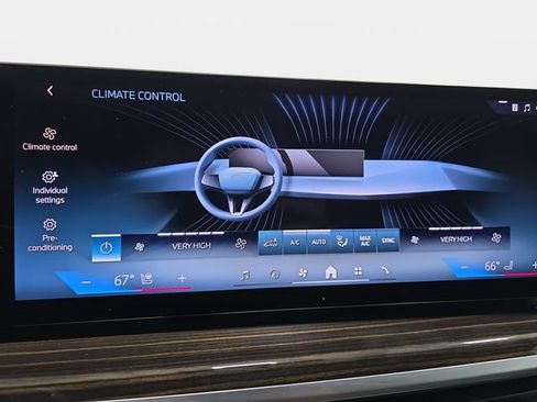 Used 2025 BMW X5 xDrive50e w/ Parking Assistance Package AWD/4WD image 19