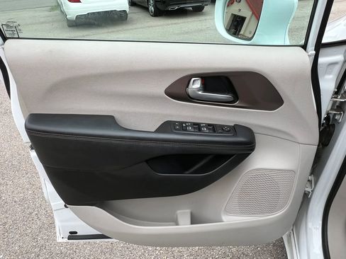 Used 2017 Chrysler Pacifica Touring-L Plus FWD image 17