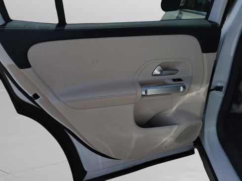 Used 2022 Mercedes-Benz GLB 250 4MATIC image 7