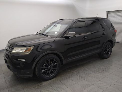 Used 2018 Ford Explorer XLT w/ Equipment Group 202A FWD image 2