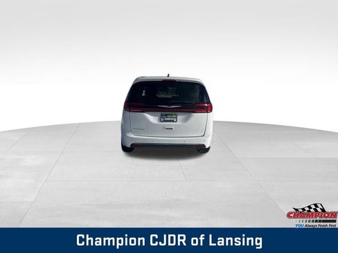 Used 2024 Chrysler Pacifica Touring-L image 4