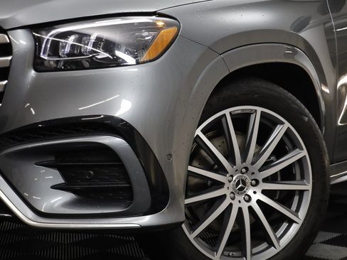 Used 2025 Mercedes-Benz GLS 450 4MATIC image 3