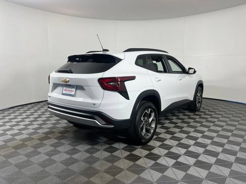 Certified 2025 Chevrolet Trax LT FWD image 9