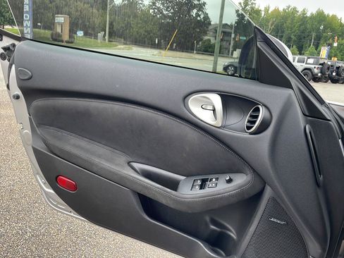 Used 2018 Nissan 370Z Touring RWD image 7