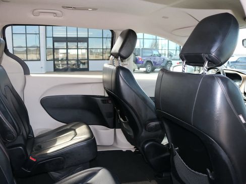 Used 2017 Chrysler Pacifica Touring-L image 20