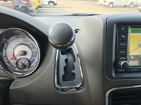 Used 2015 Chrysler Town & Country Touring FWD image 28