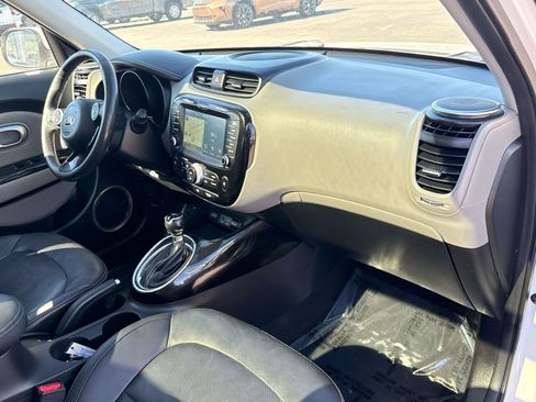 Used 2016 Kia Soul + w/ Primo Package FWD image 19