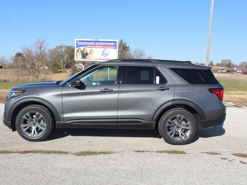New 2026 Ford Explorer Active w/ Active Comfort Package AWD/4WD image 2