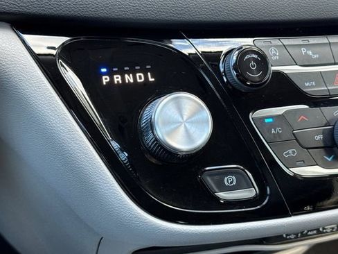 Used 2024 Chrysler Pacifica Touring-L image 25