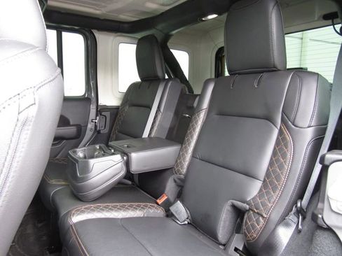 Used 2022 Jeep Wrangler Unlimited Sahara AWD/4WD image 17