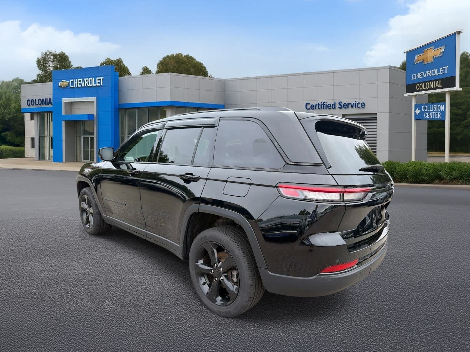 Used 2023 Jeep Grand Cherokee Altitude AWD/4WD image 2