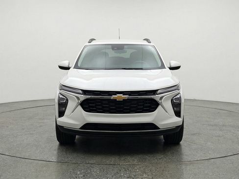 Used 2025 Chevrolet Trax LT image 2