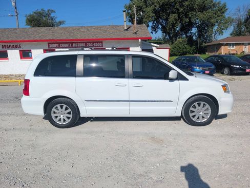 Used 2015 Chrysler Town & Country Touring FWD image 2