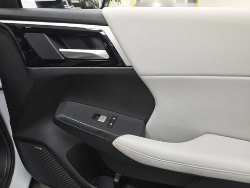 Used 2025 Mitsubishi Outlander SE FWD image 6