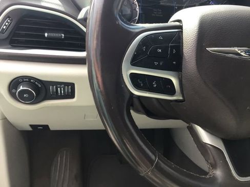 Used 2017 Chrysler Pacifica Touring-L FWD image 28