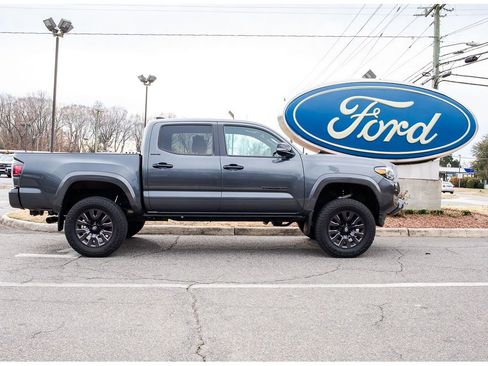 Used 2022 Toyota Tacoma Limited image 1