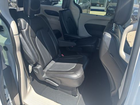 Used 2024 Chrysler Pacifica Touring-L FWD image 36