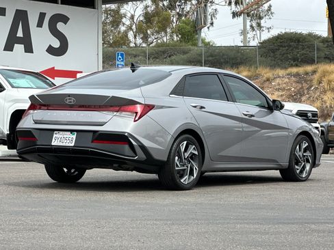 Used 2025 Hyundai Elantra Limited FWD image 5