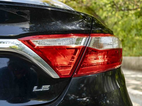 Used 2017 Toyota Camry LE FWD image 13