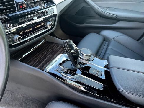 Used 2019 BMW 530e xDrive w/ Convenience Package AWD/4WD image 17