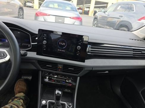 Used 2025 Volkswagen Jetta SE FWD image 12