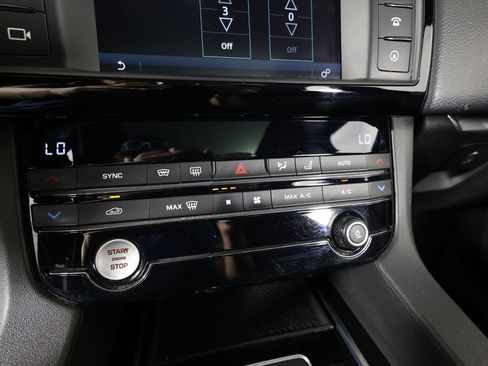 Used 2017 Jaguar F-PACE Premium image 39