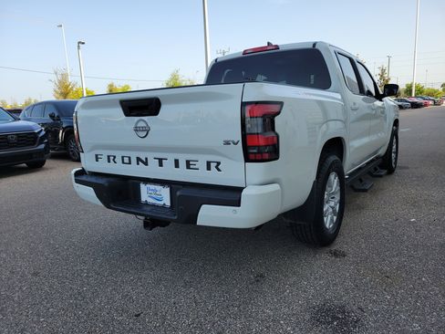 Used 2022 Nissan Frontier SV w/ Technology Package RWD image 6