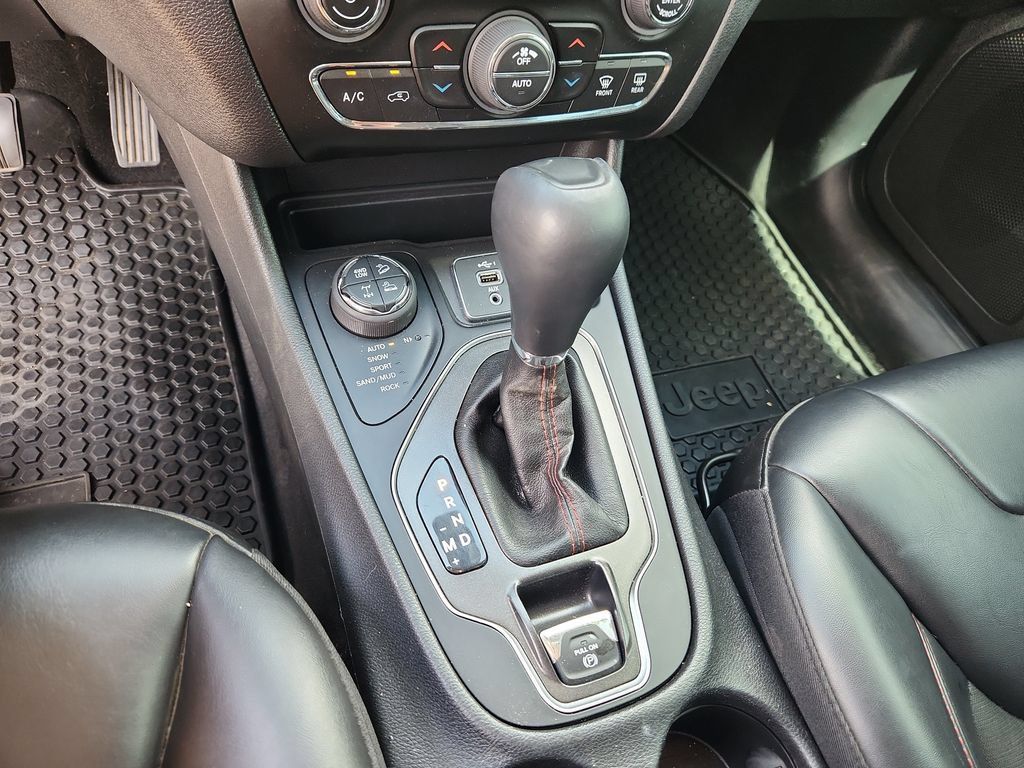 Used 2020 Jeep Cherokee Trailhawk AWD/4WD image 18