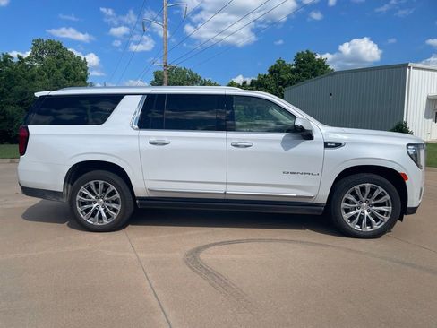 Used 2022 GMC Yukon XL Denali AWD/4WD image 4