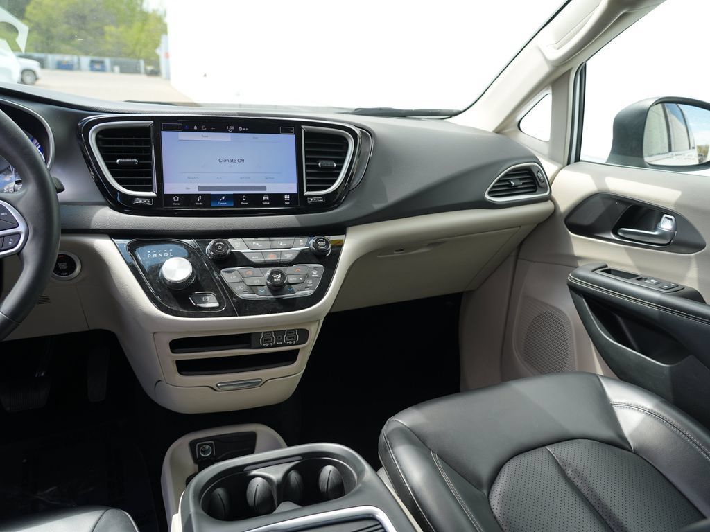 Used 2023 Chrysler Pacifica Touring-L FWD image 20