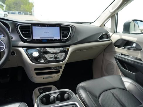 Used 2023 Chrysler Pacifica Touring-L FWD image 20