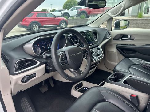 Used 2023 Chrysler Pacifica Touring-L FWD image 9