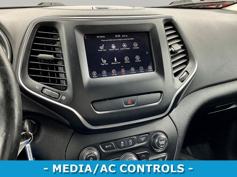Used 2020 Jeep Cherokee Latitude w/ Cold Weather Group FWD image 9