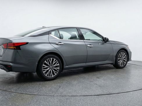 Used 2025 Nissan Altima 2.5 SV image 9