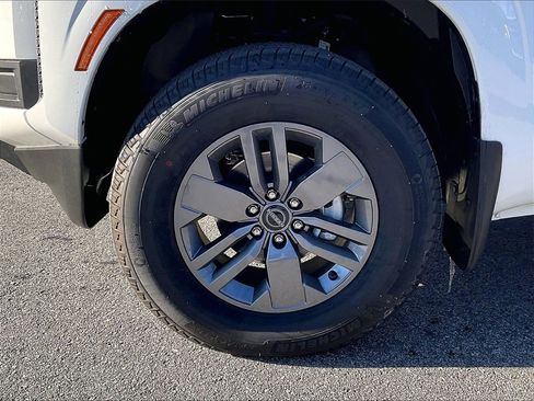 Used 2025 Nissan Frontier SV image 7