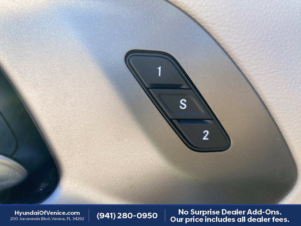 Used 2022 Chrysler Pacifica Touring-L w/ Uconnect Theater Family Group FWD image 8