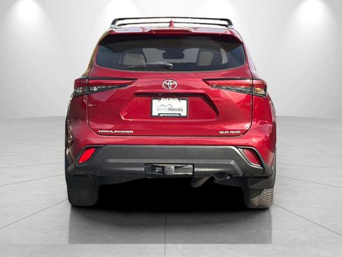 Used 2021 Toyota Highlander XLE AWD/4WD image 7