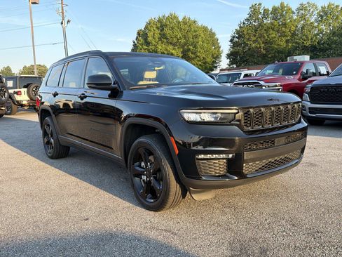 Used 2024 Jeep Grand Cherokee L Limited w/ Black Appearance Package AWD/4WD image 3