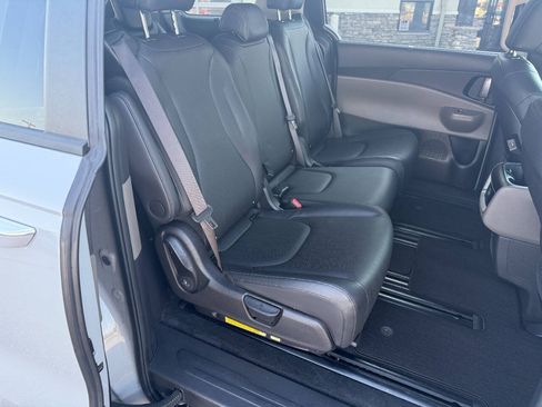 Used 2025 Kia Carnival EX FWD image 13