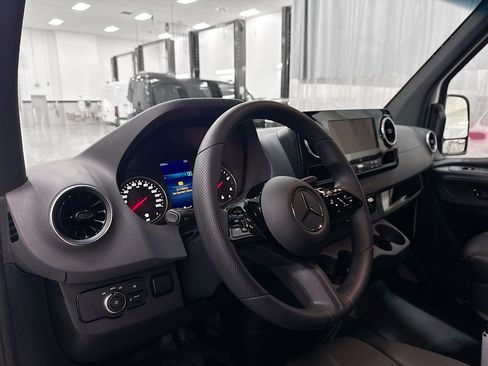 Used 2025 Mercedes-Benz Sprinter 2500 image 10
