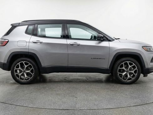 Used 2025 Jeep Compass Limited image 11