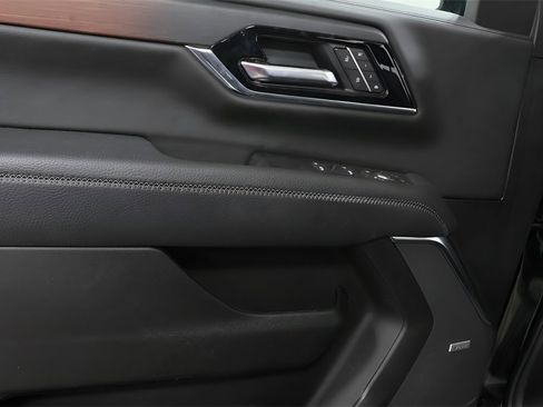 Used 2025 GMC Yukon XL Denali w/ Sun & Power Step Package image 22