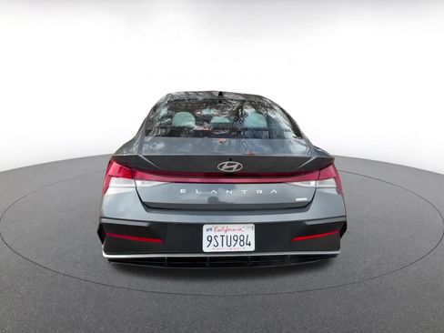 Used 2025 Hyundai Elantra Limited image 12